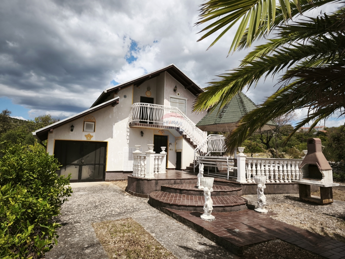 Casa da ristrutturare in un ambiente tranquillo, Dvornica- Rogoznica