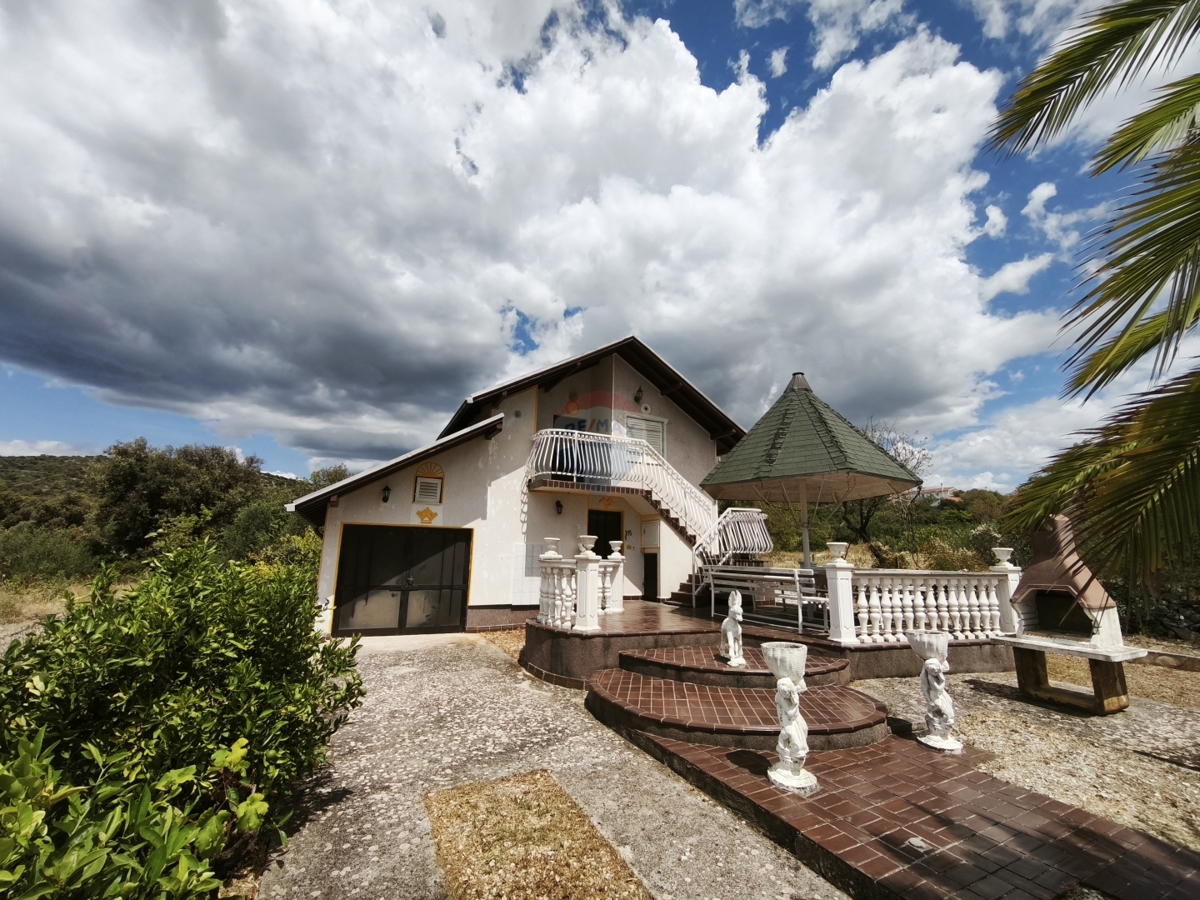 Casa da ristrutturare in un ambiente tranquillo, Dvornica- Rogoznica
