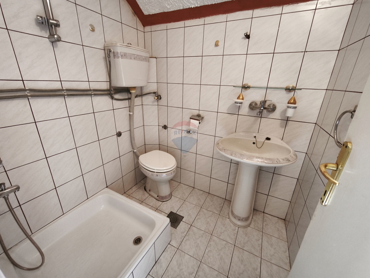 Casa da ristrutturare in un ambiente tranquillo, Dvornica- Rogoznica