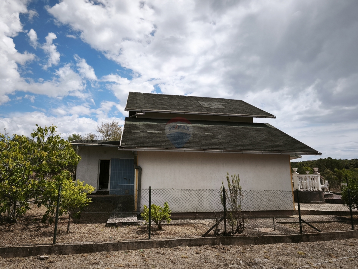 Casa da ristrutturare in un ambiente tranquillo, Dvornica- Rogoznica