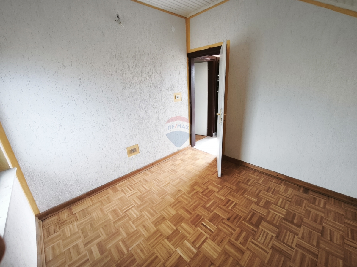 Casa da ristrutturare in un ambiente tranquillo, Dvornica- Rogoznica