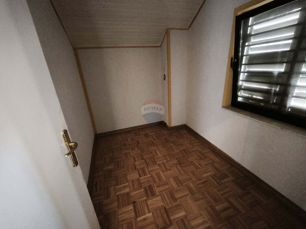 Casa da ristrutturare in un ambiente tranquillo, Dvornica- Rogoznica