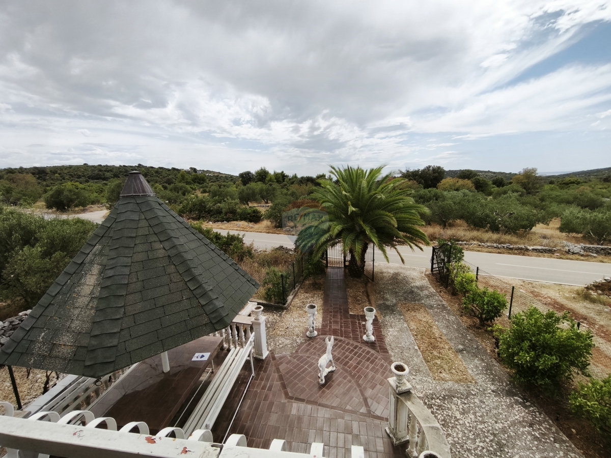 Casa da ristrutturare in un ambiente tranquillo, Dvornica- Rogoznica