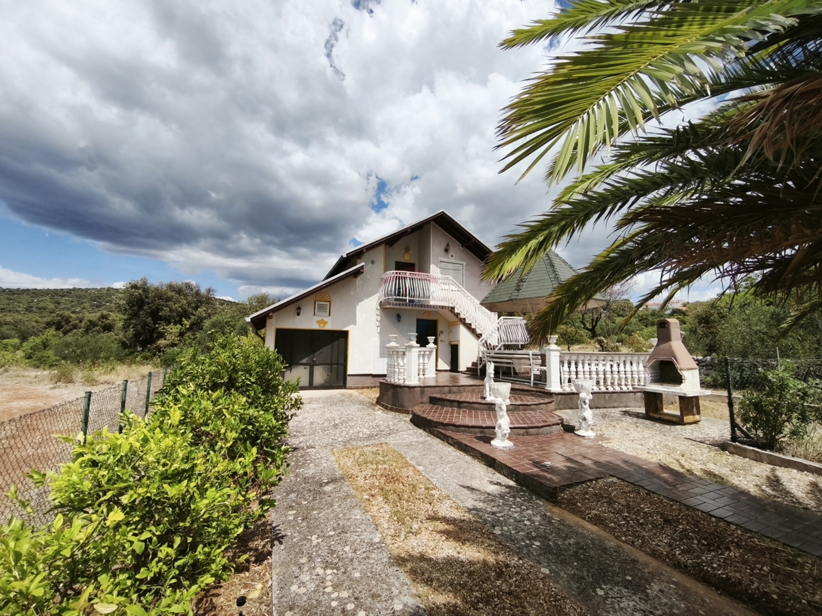 Casa da ristrutturare in un ambiente tranquillo, Dvornica- Rogoznica