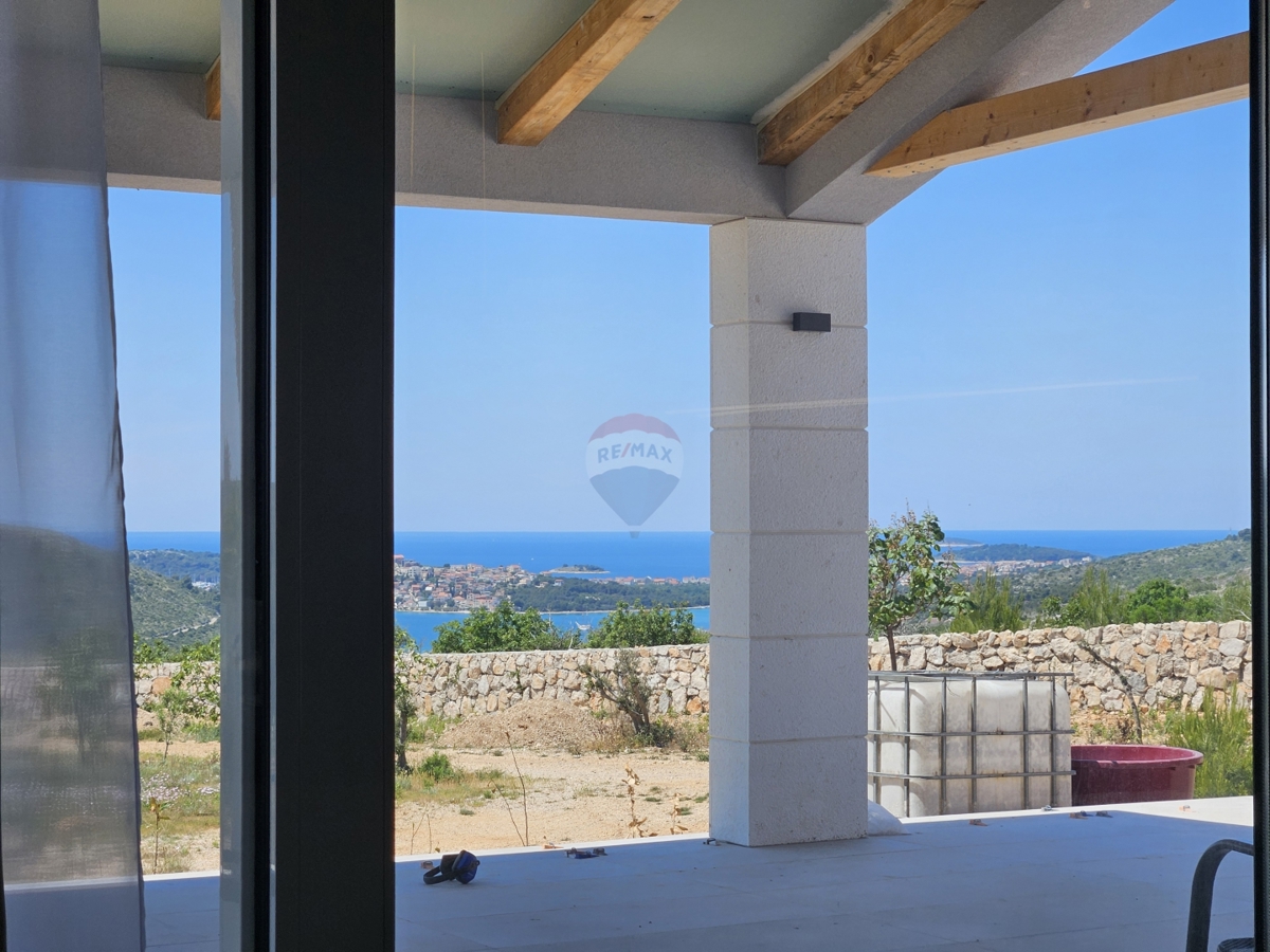 Villa rustica con 2 ettari di giardino a Rogoznica