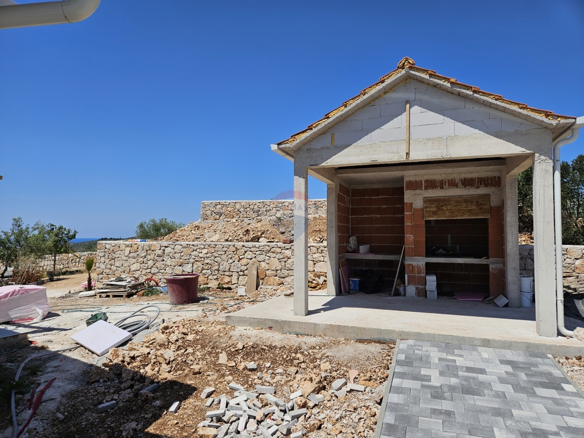 Villa rustica con 2 ettari di giardino a Rogoznica