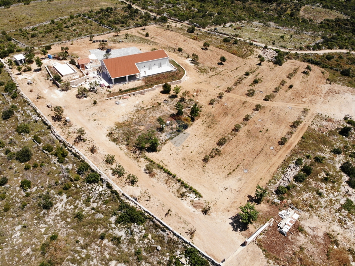 Villa rustica con 2 ettari di giardino a Rogoznica