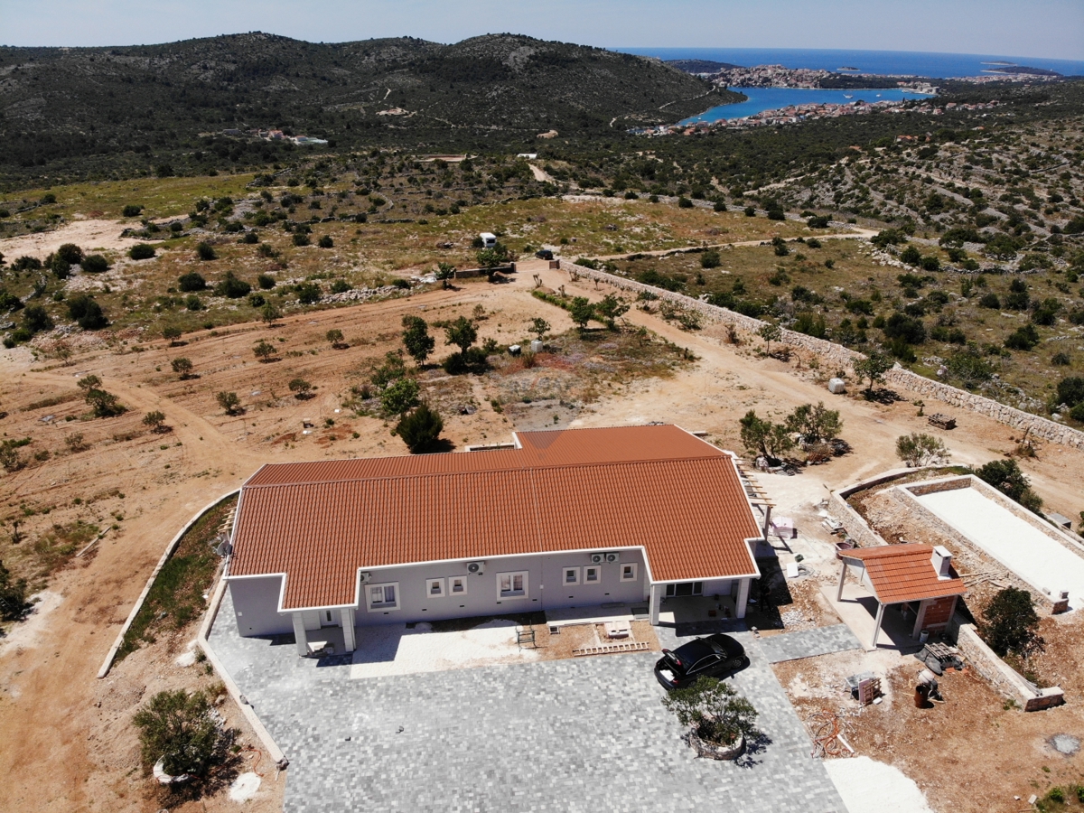 Villa rustica con 2 ettari di giardino a Rogoznica