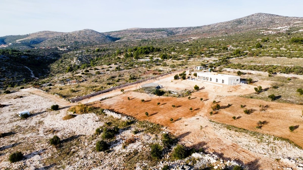 Villa rustica con 2 ettari di giardino a Rogoznica