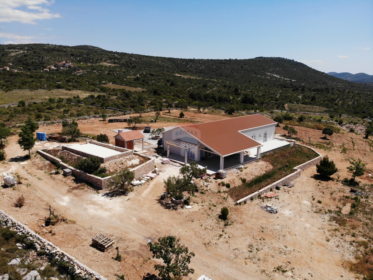 Villa rustica con 2 ettari di giardino a Rogoznica