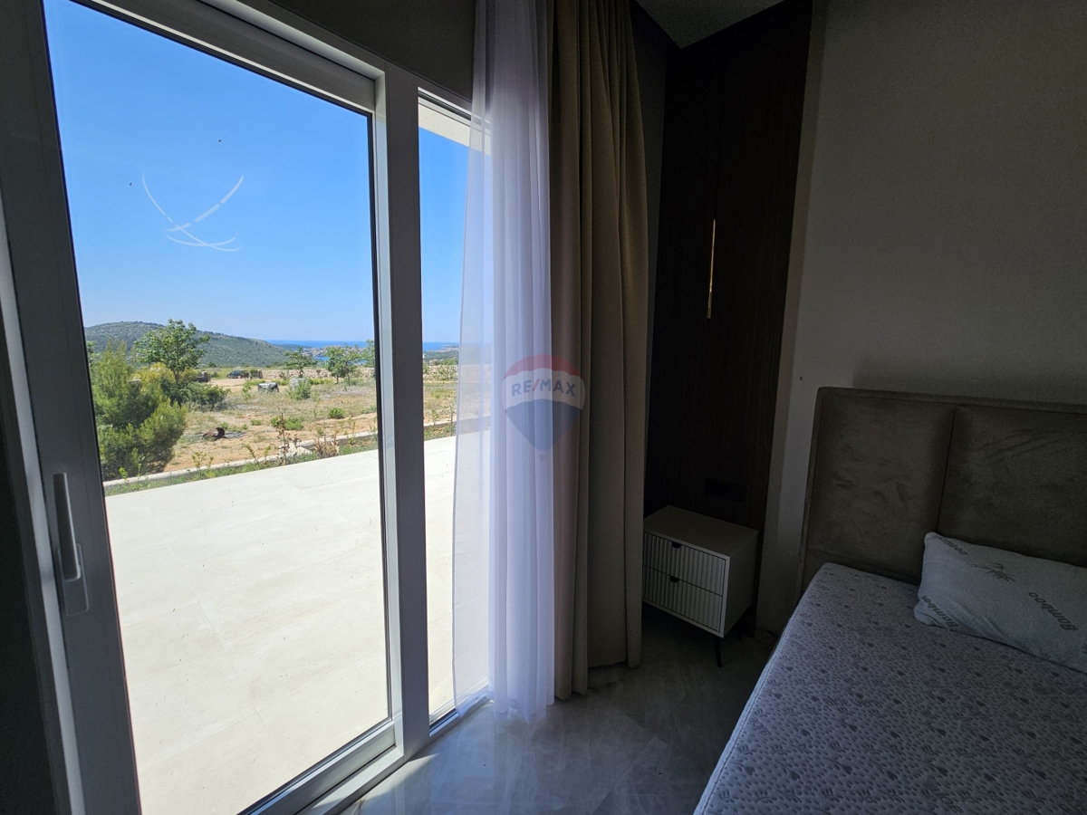 Villa rustica con 2 ettari di giardino a Rogoznica