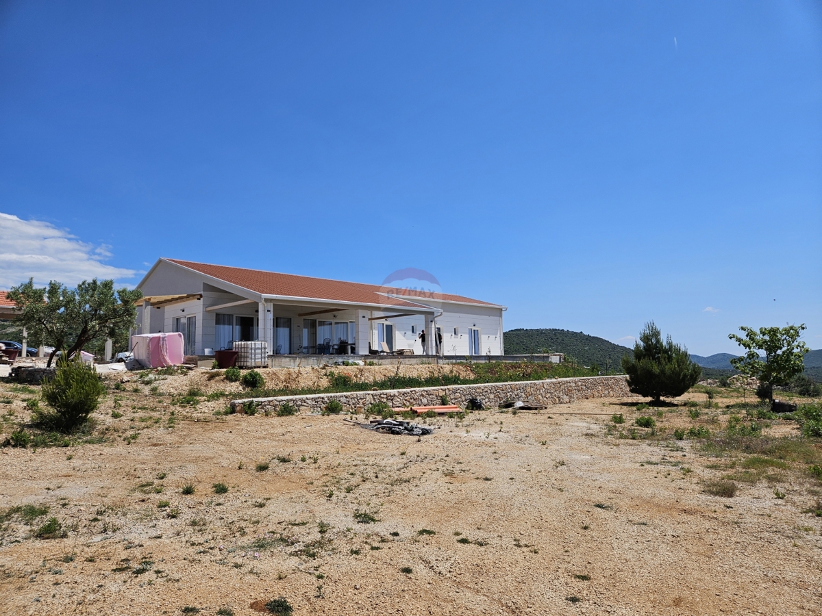 Villa rustica con 2 ettari di giardino a Rogoznica