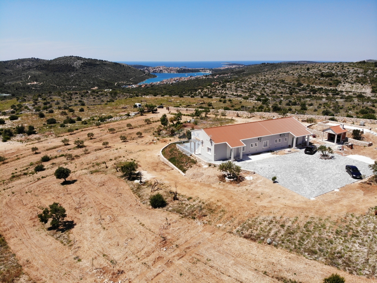 Villa rustica con 2 ettari di giardino a Rogoznica