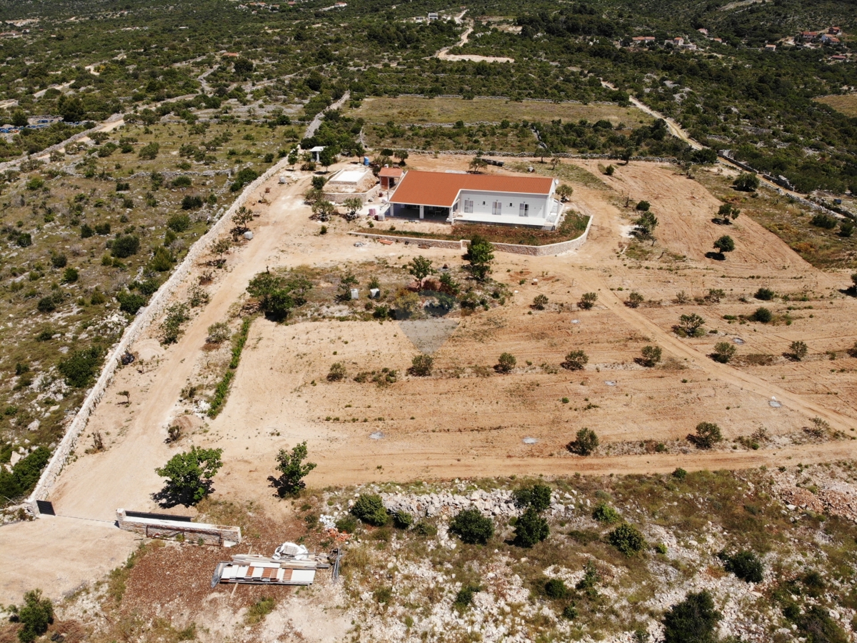 Villa rustica con 2 ettari di giardino a Rogoznica