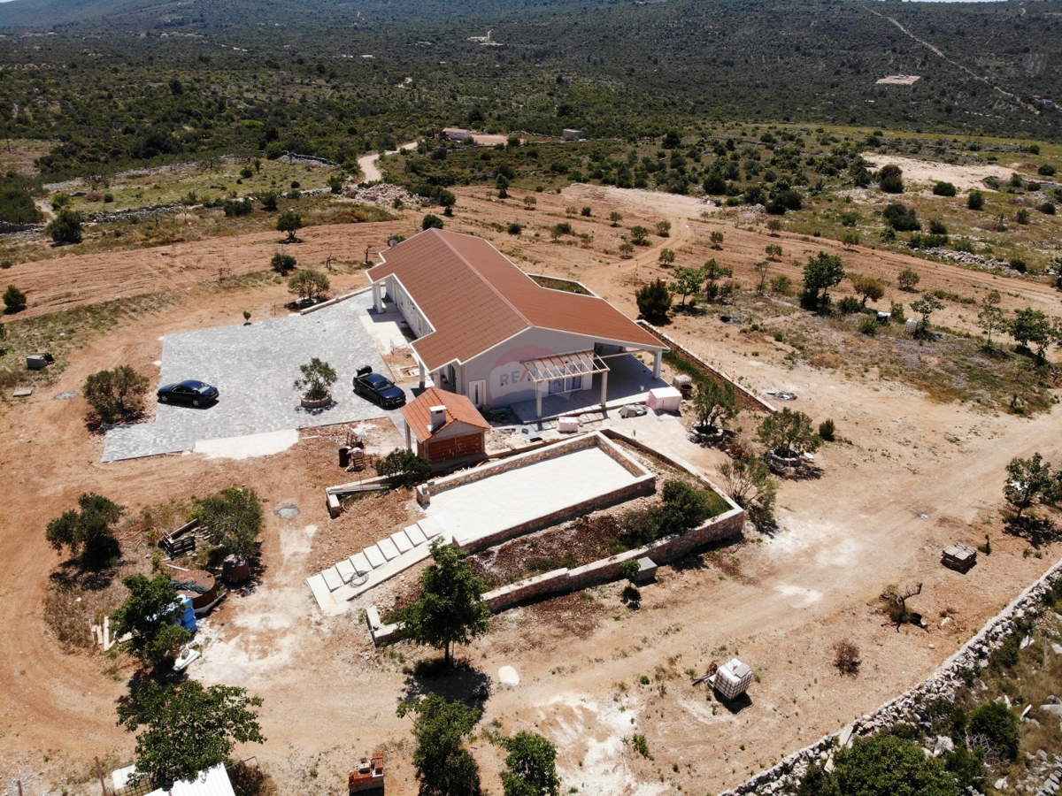 Villa rustica con 2 ettari di giardino a Rogoznica