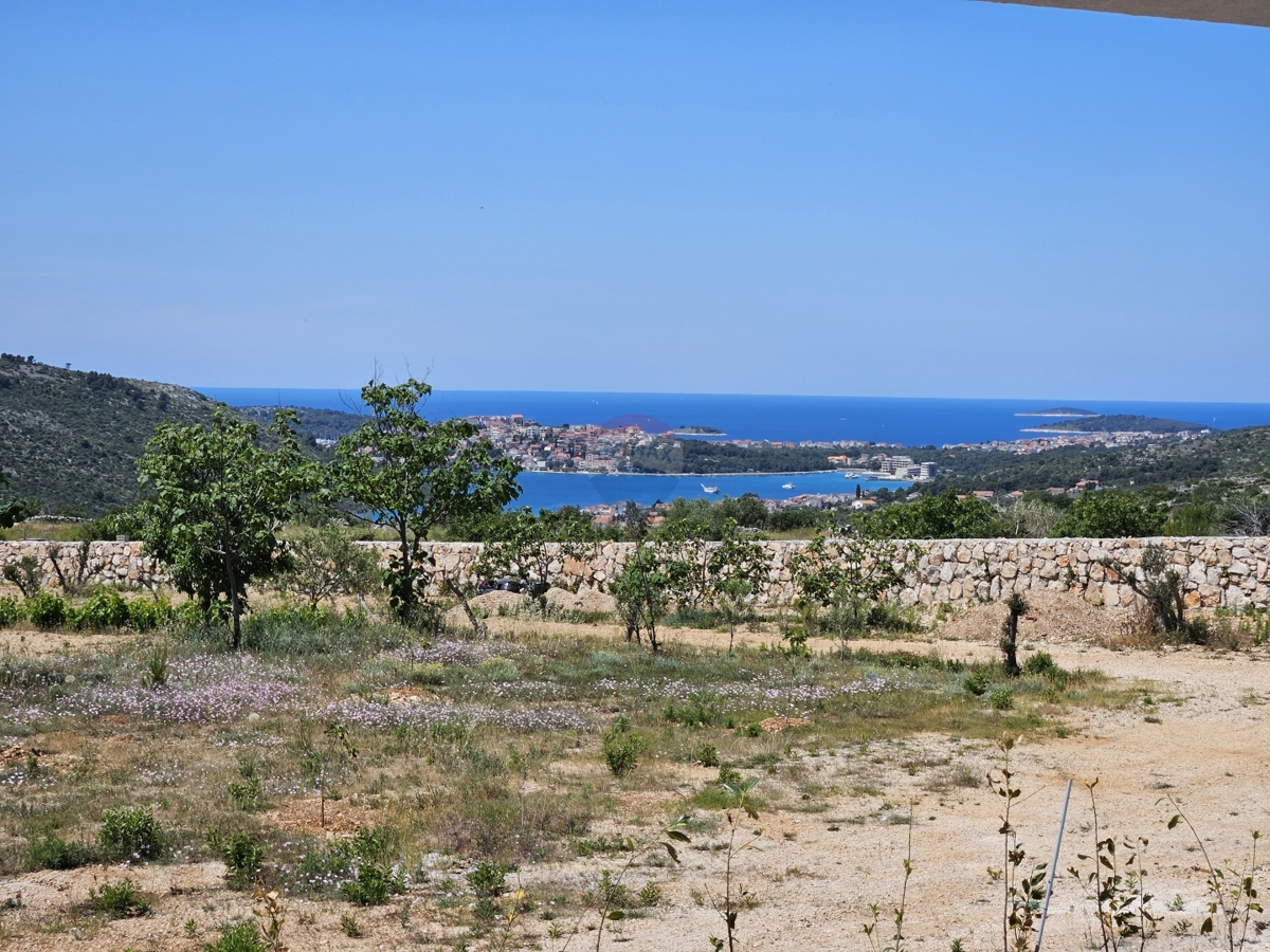 Villa rustica con 2 ettari di giardino a Rogoznica