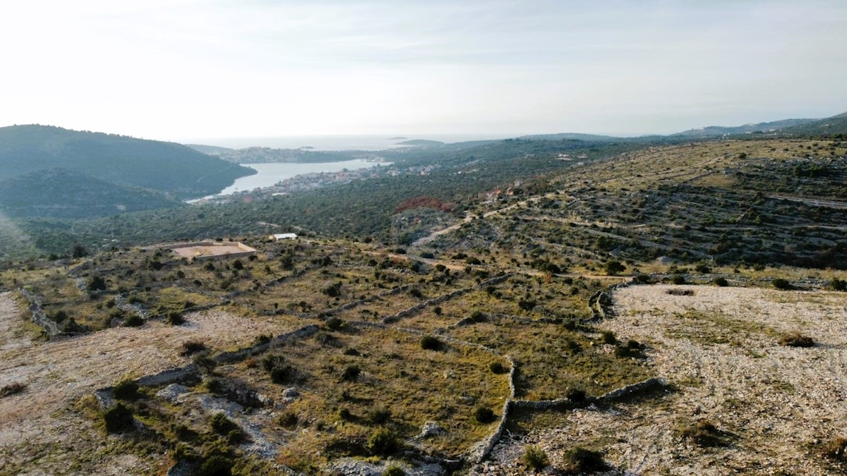 Villa rustica con 2 ettari di giardino a Rogoznica