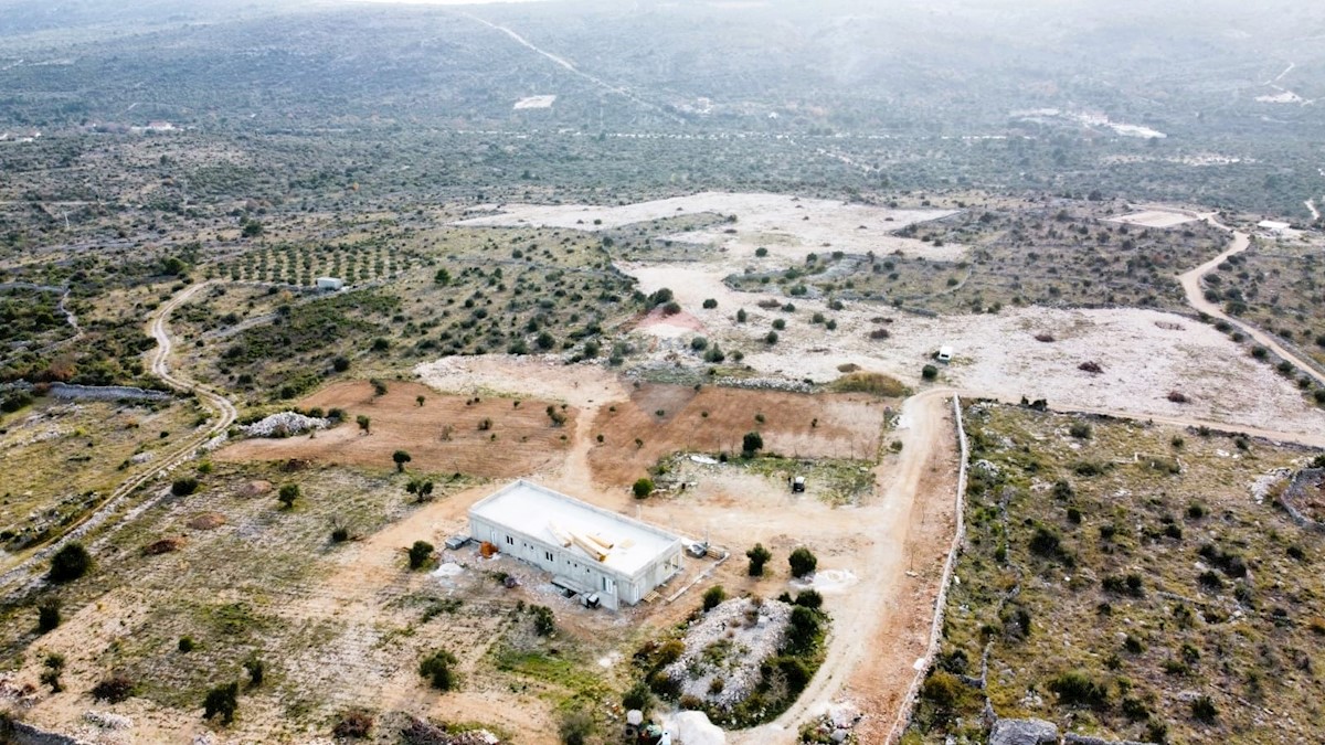 Villa rustica con 2 ettari di giardino a Rogoznica