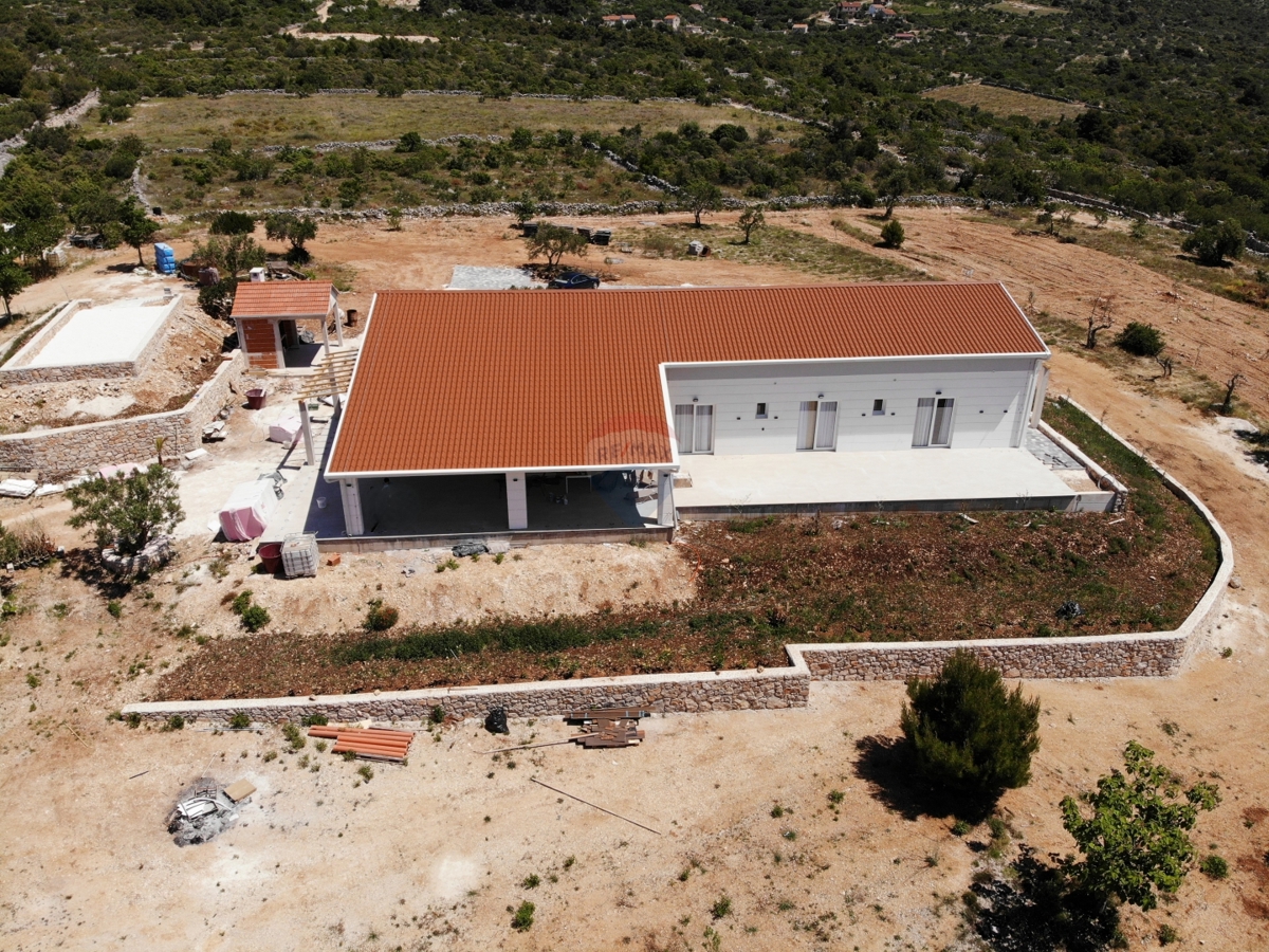 Villa rustica con 2 ettari di giardino a Rogoznica