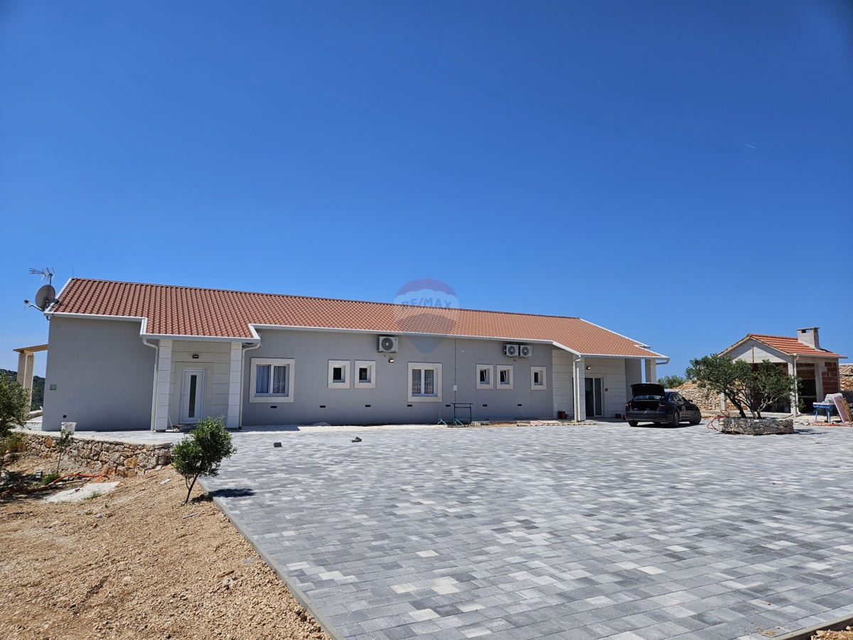 Villa rustica con 2 ettari di giardino a Rogoznica