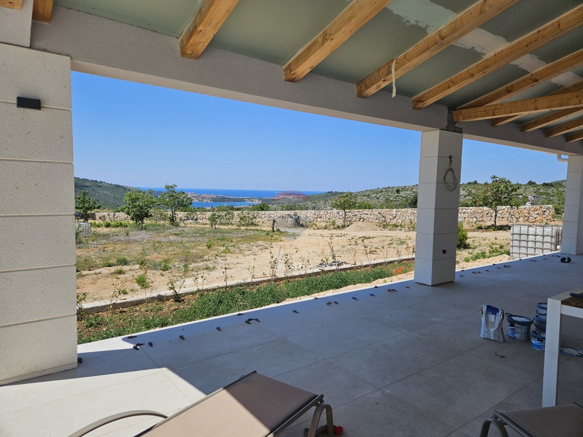 Villa rustica con 2 ettari di giardino a Rogoznica
