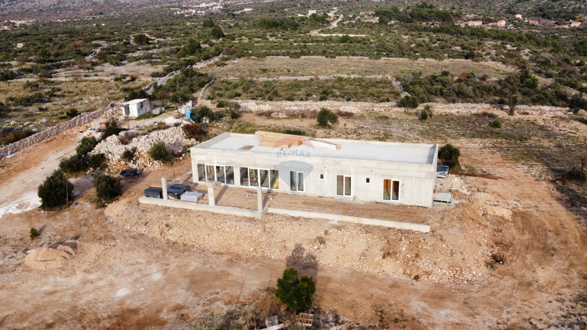 Villa rustica con 2 ettari di giardino a Rogoznica