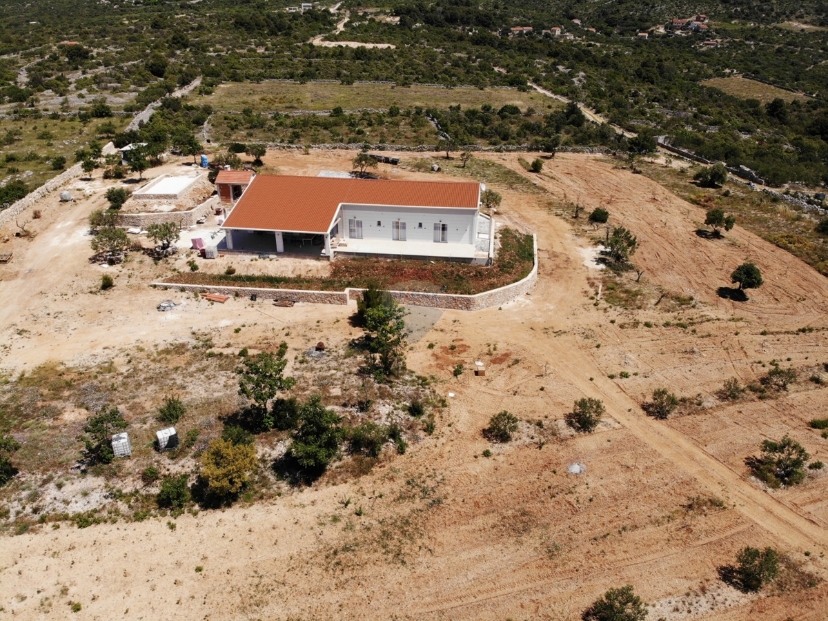 Villa rustica con 2 ettari di giardino a Rogoznica