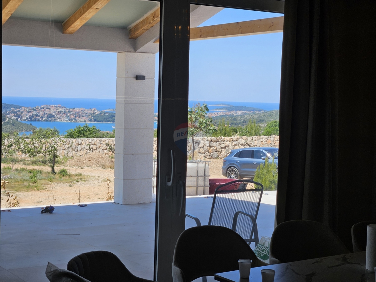 Villa rustica con 2 ettari di giardino a Rogoznica