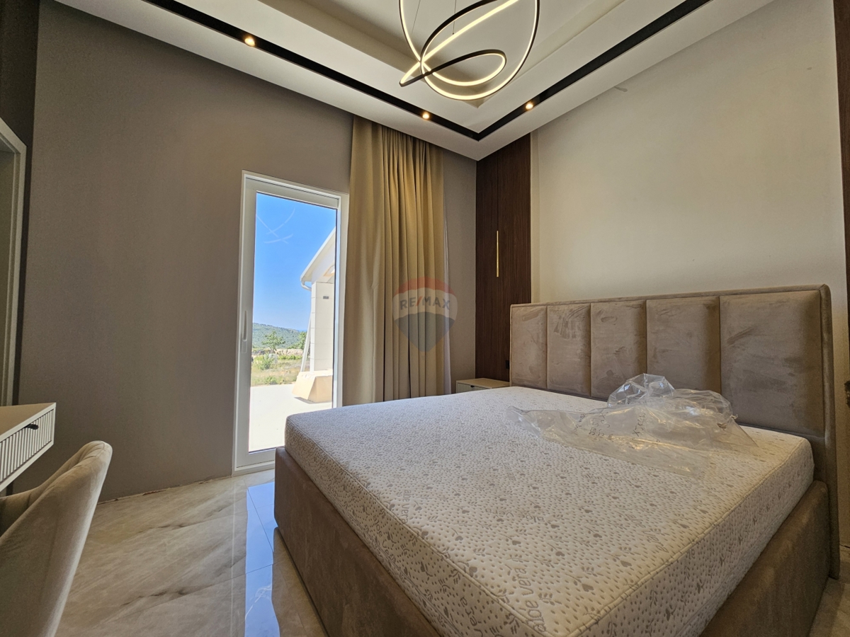 Villa rustica con 2 ettari di giardino a Rogoznica