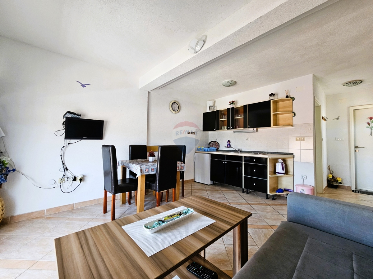 Casa con appartamenti con vista mare, Rogoznica