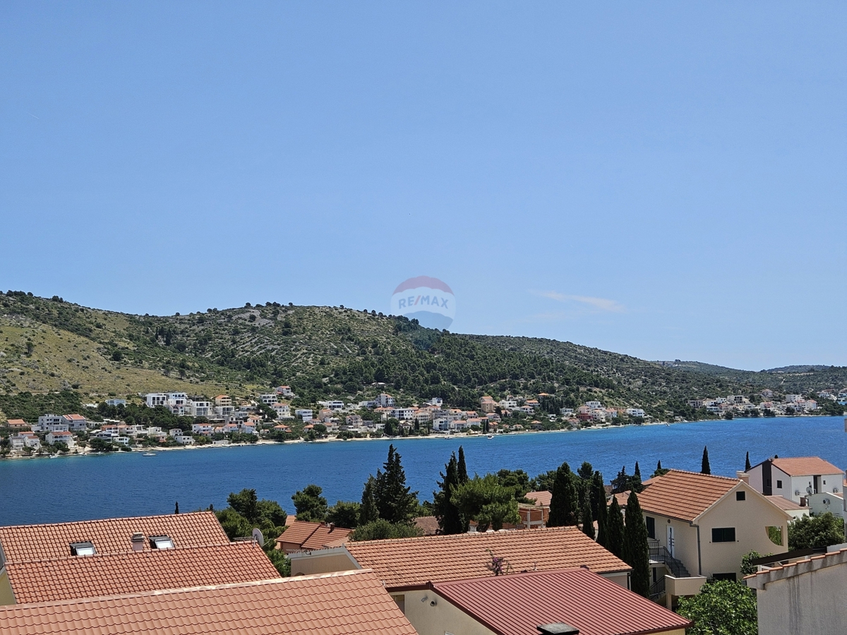 Casa con appartamenti con vista mare, Rogoznica
