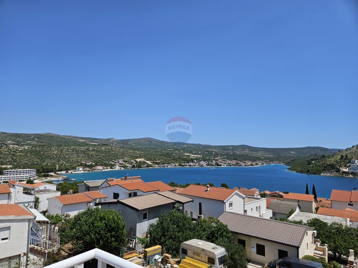 Casa con appartamenti con vista mare, Rogoznica
