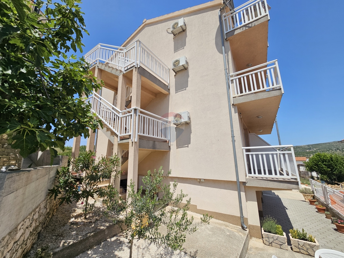 Casa con appartamenti con vista mare, Rogoznica