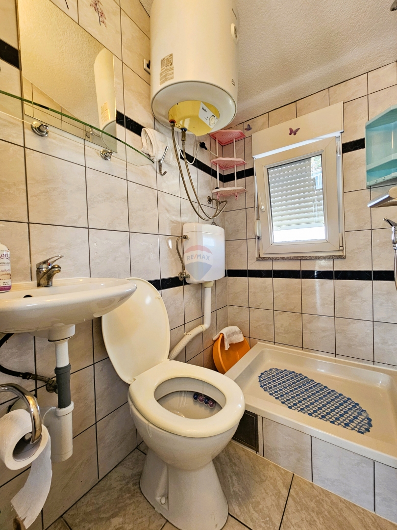 Casa con appartamenti con vista mare, Rogoznica