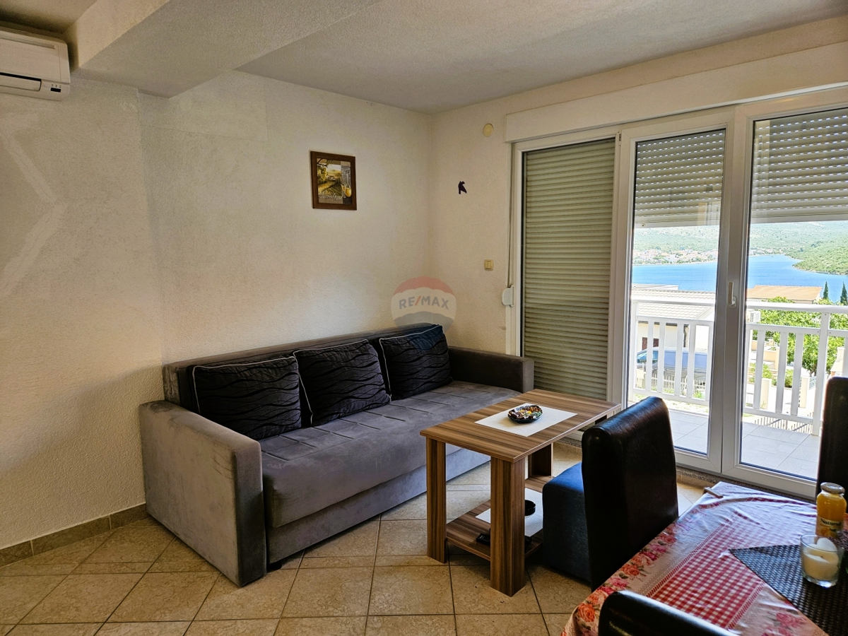 Casa con appartamenti con vista mare, Rogoznica