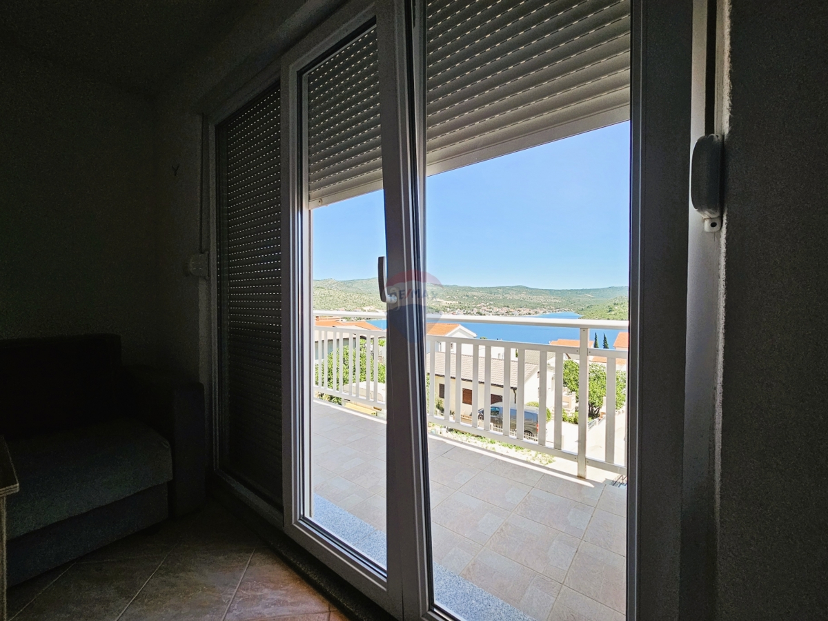 Casa con appartamenti con vista mare, Rogoznica