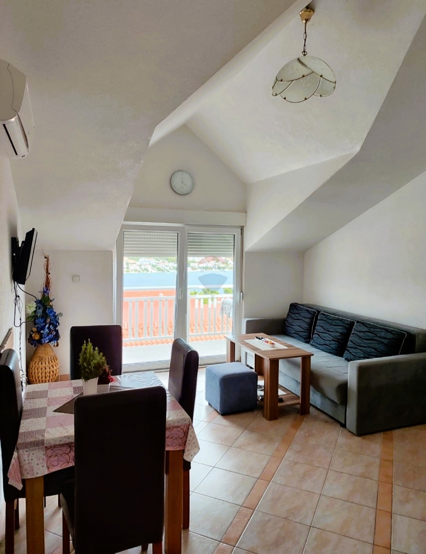 Casa con appartamenti con vista mare, Rogoznica