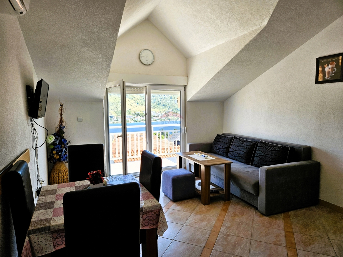 Casa con appartamenti con vista mare, Rogoznica