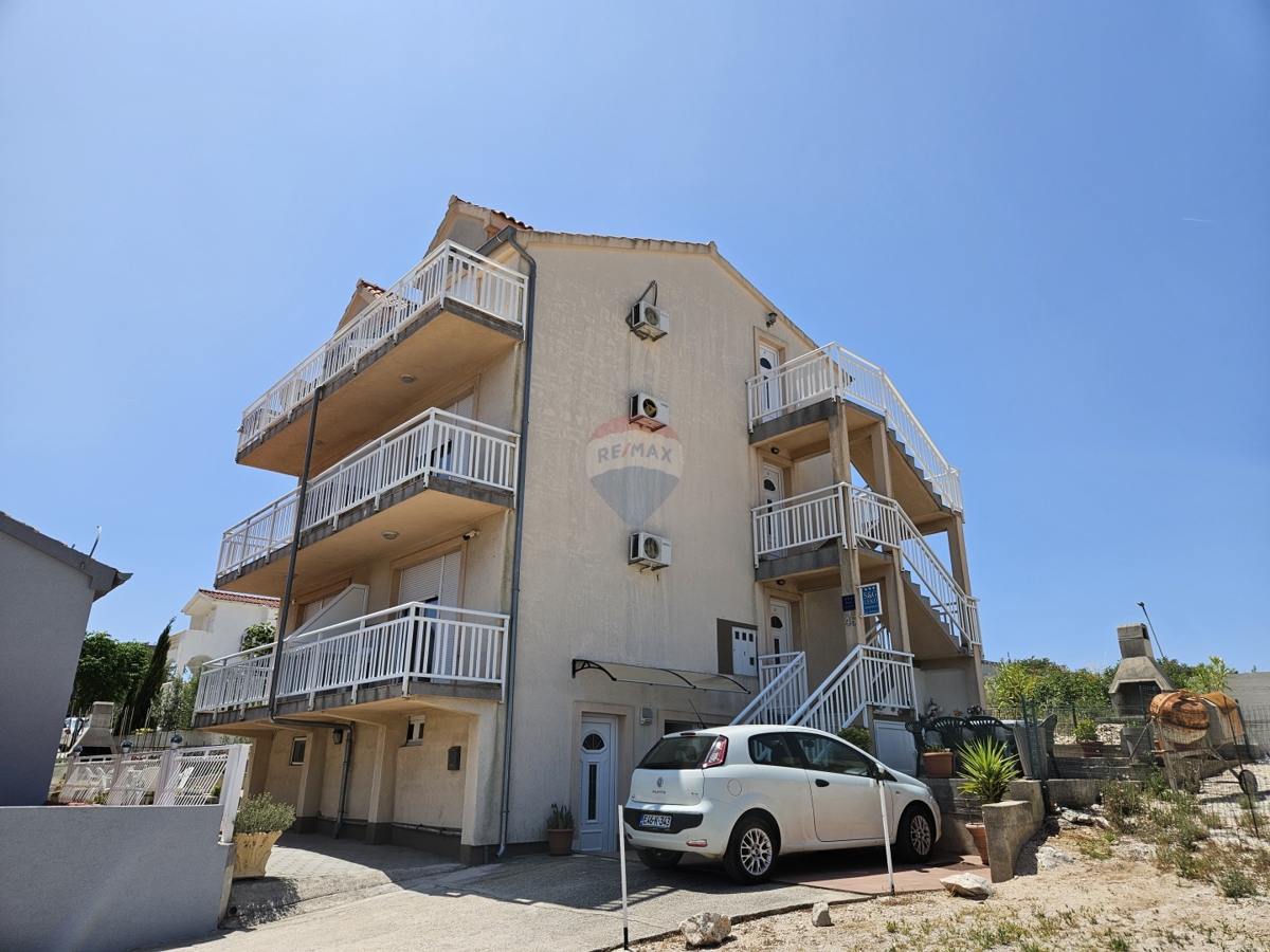 Casa con appartamenti con vista mare, Rogoznica