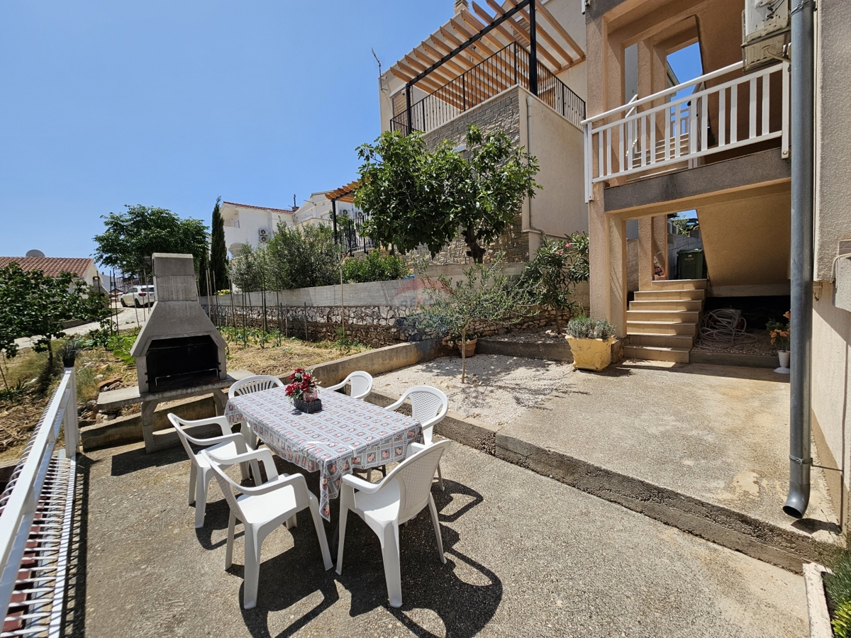 Casa con appartamenti con vista mare, Rogoznica