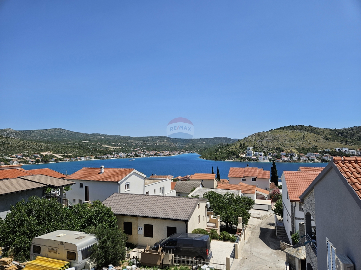 Casa con appartamenti con vista mare, Rogoznica