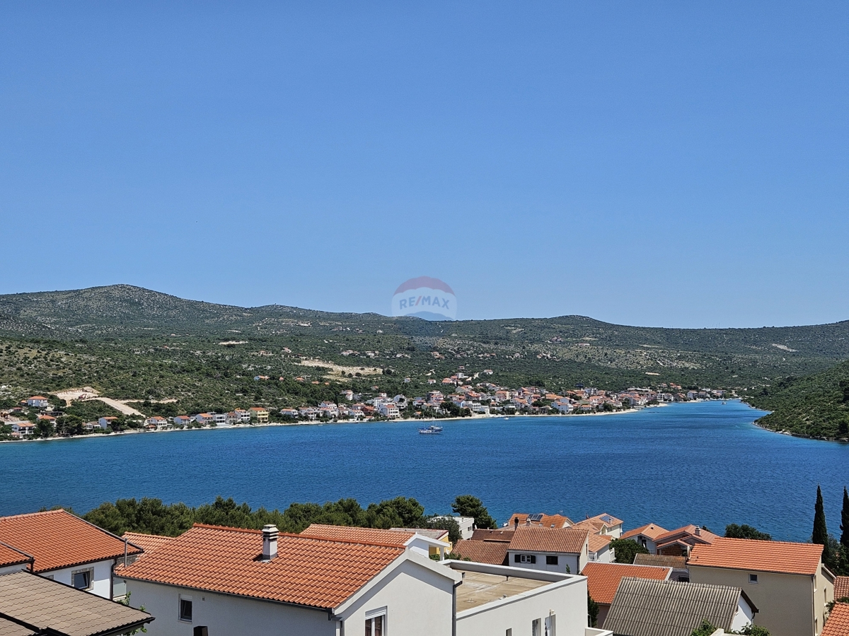 Casa con appartamenti con vista mare, Rogoznica