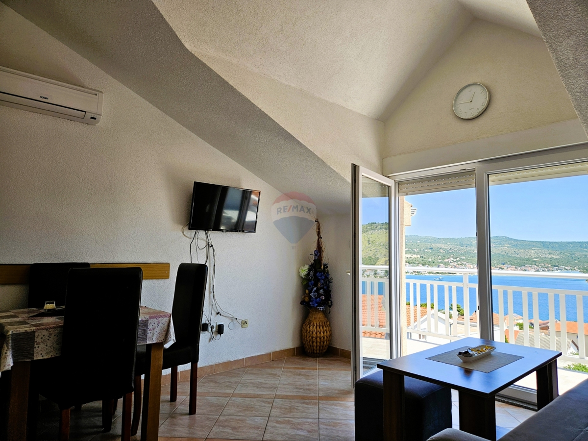 Casa con appartamenti con vista mare, Rogoznica