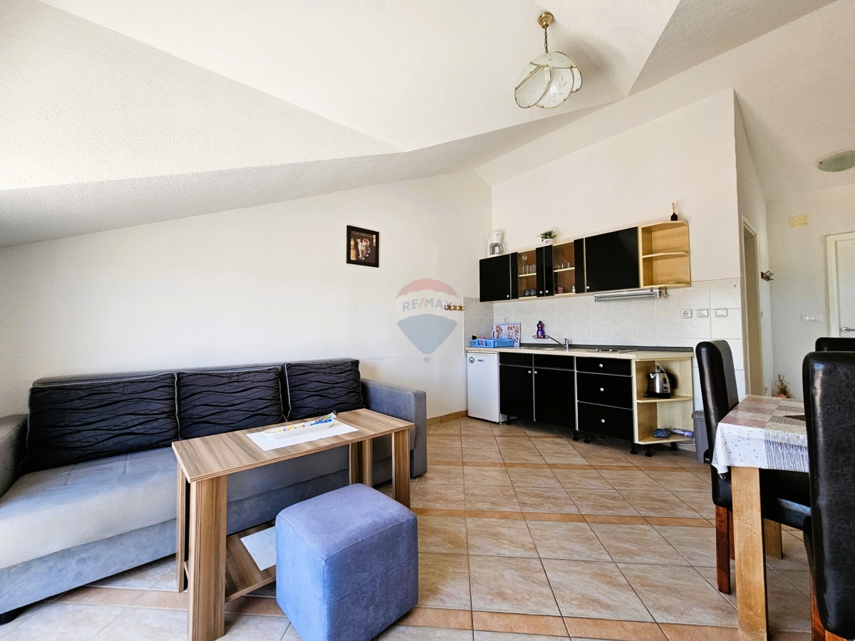 Casa con appartamenti con vista mare, Rogoznica