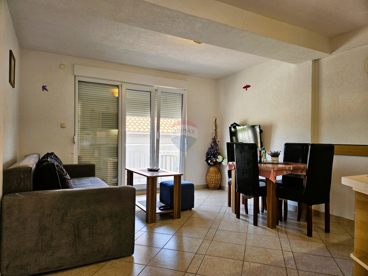 Casa con appartamenti con vista mare, Rogoznica