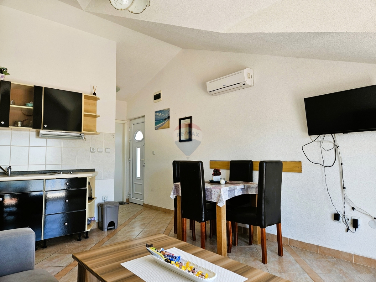 Casa con appartamenti con vista mare, Rogoznica