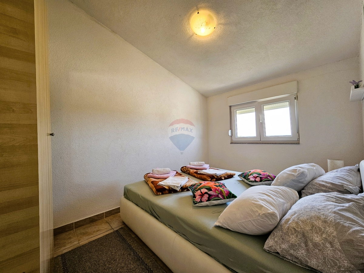 Casa con appartamenti con vista mare, Rogoznica