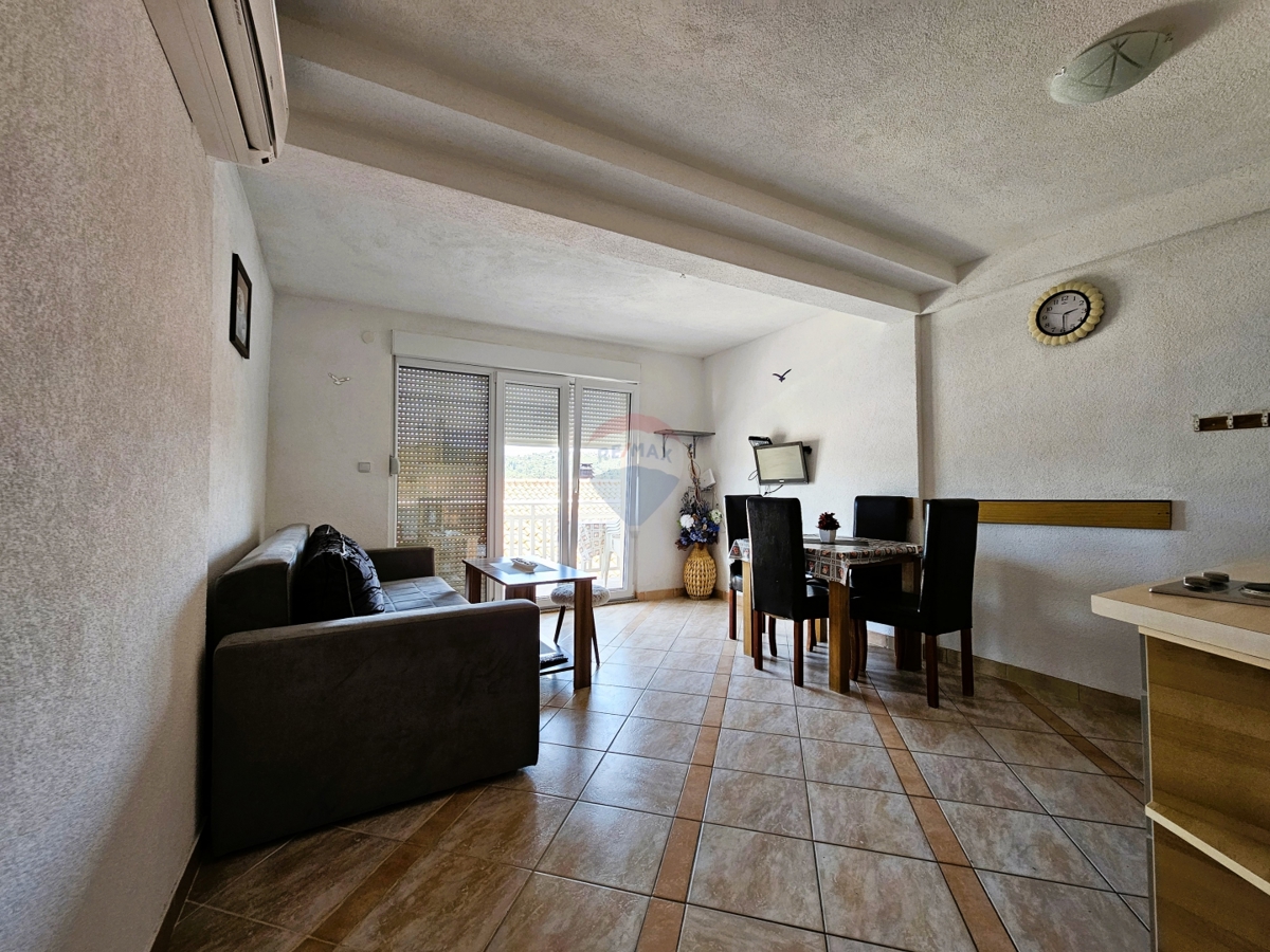 Casa con appartamenti con vista mare, Rogoznica