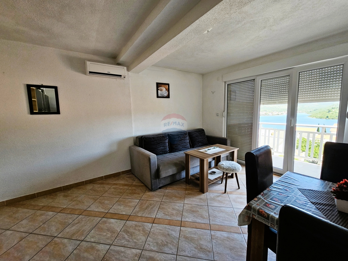 Casa con appartamenti con vista mare, Rogoznica