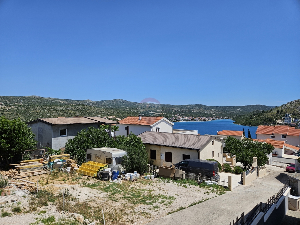 Casa con appartamenti con vista mare, Rogoznica